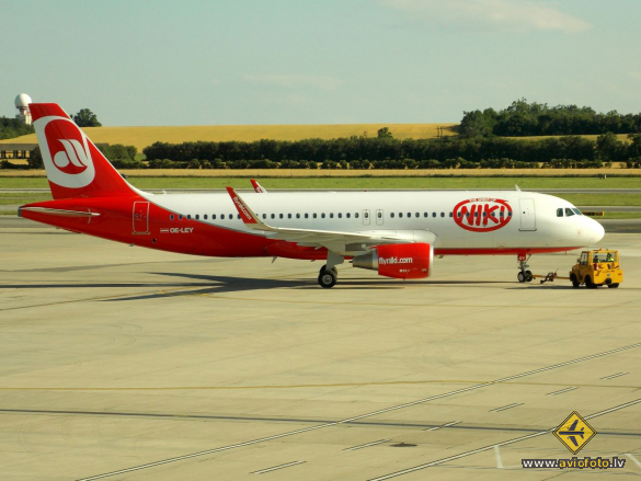 Airbus A320-214